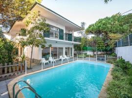 Chic Coastal Villa Pool, Garden & Beach Vibes, hotel em Carcavelos