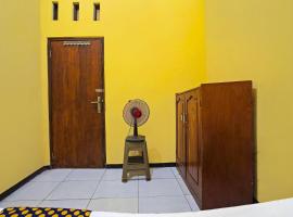 OYO Life 91869 Insan Mulia Kost Syariah, hotel v destinaci Mojokerto