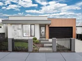 Sunbury Luxury - The Perfect Family Entertainer