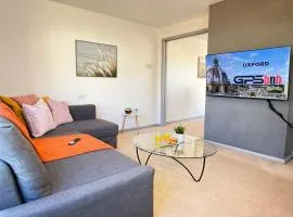 Stylish 3-Bedroom House, Private garden & Free parking spaces, Prime location, WiFi, Netflix