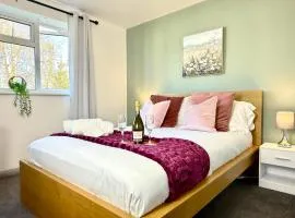 Stylish 3-Bedroom House with Garden & Free Parking's, Prime location with private garden