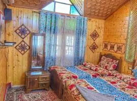 Luxury Shreen Houseboat