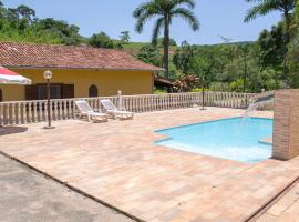 Piscina, churrasco, fogão a lenha a uma hora de BH، فندق في برومادينهو