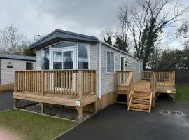 Grey Goose Lodge with hot tub at Brickyard Lakes