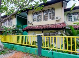 OYO 92001 Unram Guest House, hotel v destinaci Tjakranegara