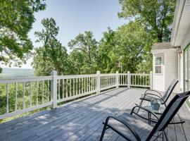Spacious Family Home Near Lake of the Ozarks!, hotel v destinaci Camdenton