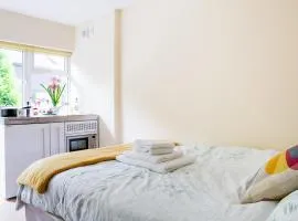 New Snug DoubleEnsuite in Central Forest Row