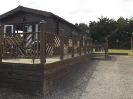 Two bedroom timber lodge Avonvale Holiday Lodges，位于伊夫舍姆的酒店