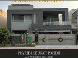 Exclusive 2BHK Lodge in Bahria, chalé em Lahore