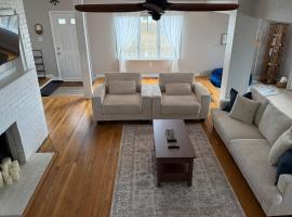 Stunning Beachfront 3BR, Ocean Views, Near Boston, hotel v destinaci Quincy