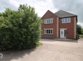 Home with HotTub near AltonTowers & Waterworld sot