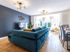 Modern and Spacious Home From Home 1 mile from M1 - with Netflix, Prime Video, PS5, free parking, superfast WiFi, BBQ - Sleeps 11 - By Brightleap Apartments