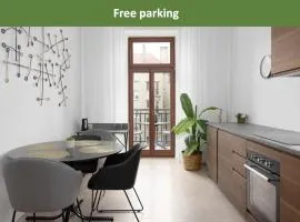 Tichý apartmán v centru města u metra s balkónem a parkováním