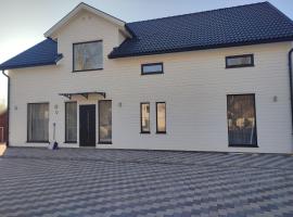 Cozy house with amazing location close both to the city and nature, B&B in Upplands-Väsby