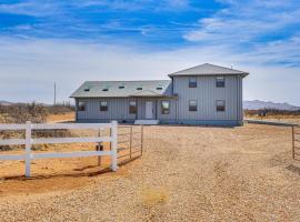 Stargazers Delight Mtn-View Pearce Home with Deck!, hotel u gradu Pearce