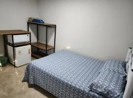 Quarto mobiliado em Lins