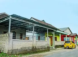 OYO Life 92222 Sahabat Kost Syariah Pacitan