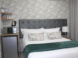 Cronin Luxury Accommodation Room 1