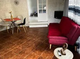 Villa Shoelcher, joli T2 a 3 min de la mer à pied, avec piscine