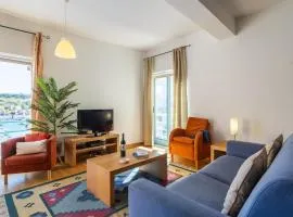 Marina Breeze Apartment with Pool - 900m from the Beach
