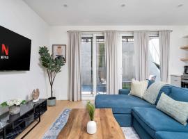 Luxury 2-Bedroom Oasis at College & Bathurst, hotel in Toronto