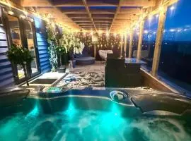 Barlosh Luxury Tpod PiperHill pool table, hot tub, 2 indoor outdoor terraces, BBQ, Firepit, lots of extras