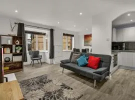 New King size bed apartment with free parking