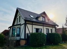 Dom na wzgórzu z widokiem na jezioro