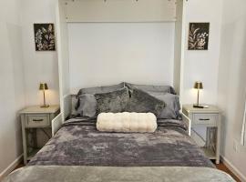 Modern 1-bedroom Studio with Full Kitchen and Bath, hotel in Santa Clarita
