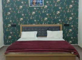 Kaka Guest House Near Prem Mandir and 100 Mt far away from Premanand Maharaj G
