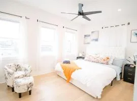 Stylish 4BR 4BA Rooftop Deck & Private Parking!