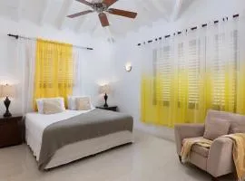 Refreshing 2bed Townhome walking distance to beach