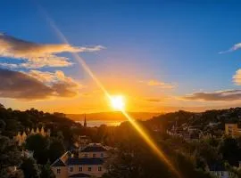Nestee Serviced Apartments - Central Torquay - Pet Friendly - Harbour Views