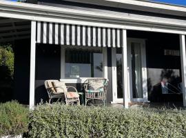 Rosies cottage hideaway in Stanmore Bay with lovely seaview, hotell sihtkohas Whangaparaoa
