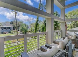 Sandwedge 7 by Wild Dunes, Luxury Home with Resort Amenity Access, hotel em Isle of Palms