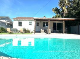 Cozy 3BR Home With Pool, Yard, Garage, and 80 inch TV!, Hotel in Van Nuys