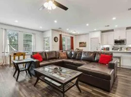 King Bed, Hot Tub, PS4, BBQ, Large Yard & Garage!