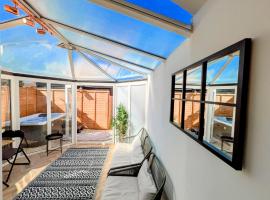 1-Bed Retreat - Hot Tub Private Garden & Bbq, hotel v destinaci Swindon