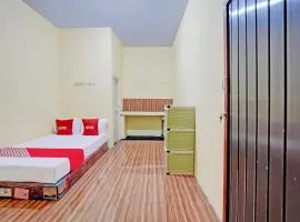 OYO Life 92920 Rumah Kost Azca