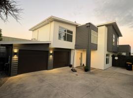 Papamoa Family Beach House, hotel in Tauranga