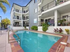 2-Bed Escape with Pool, Steps From Torquay Beach