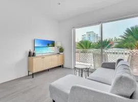 Modern 1BR Condo, 2 min walk to prime Seven Mile Beach, The Grove Unit 33