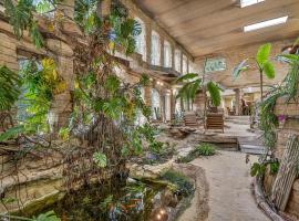 Hidden Oasis with indoor pool, exotic room and private lake, hôtel à New Berlin