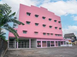 Hotel O Enjoy Homestay & Cafe, viešbutis mieste Sungguminasa