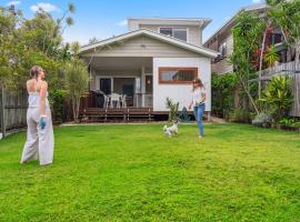 Tooway Beach House Walk to beach & Pet-friendly, hotel em Caloundra