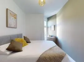 Riya Apartments - 3 Bedroom, 5 beds, 1 Bathroom, Fast Wifi, Sky Sports, Free Parking, 20 PERCENT OFF LONG STAY -See our site for assurance