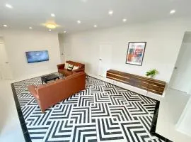 6mins to airport Large Family House