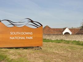 Chillout!! Sussex Flint Cottage- HotTub - Goodwood, hotel with hot tubs in Eartham