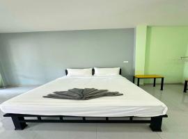 OYO 75467 Baan Siripornchai2, hotel in Takua Pa