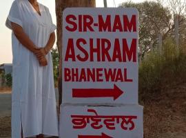 Sir Mam Ashram, hotel con pileta en Bhaddi